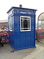 Una cabina di polizia sul lungomare a Scarborough.