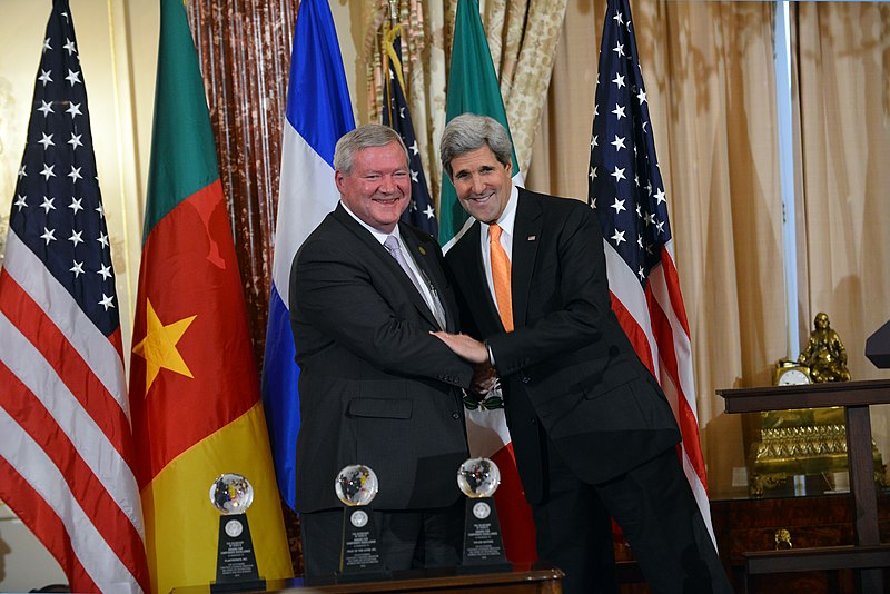File:Secretary Kerry Shakes Hands With CEO Medlin of Fruit of the Loom, Inc. (12208233746).jpg