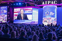 Ŝtatsekretatio Mike Pompeo alparolanta konferencon de AIPAC.
