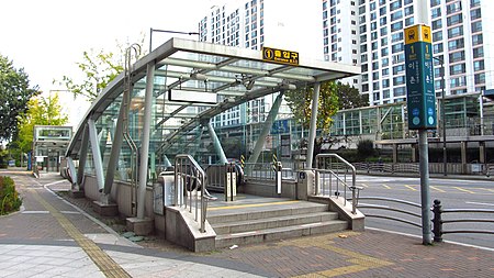 Seoul metro 430 Ichon station entrance 1 20191022 152014