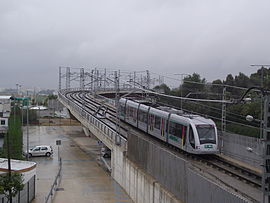 Trecho elevado com vagões do tipo CAF Urbos 2