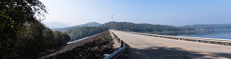 Panorama of the Sirikit Dam, with on the right, the reservoir of the Nan River Sirikit Dam panorama January 2014.jpg