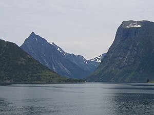 Hjørundfjorden: Namn, Fjorden, Fjella