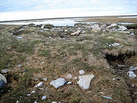 Остатки старых эскимосских землянок на острове Иглулик