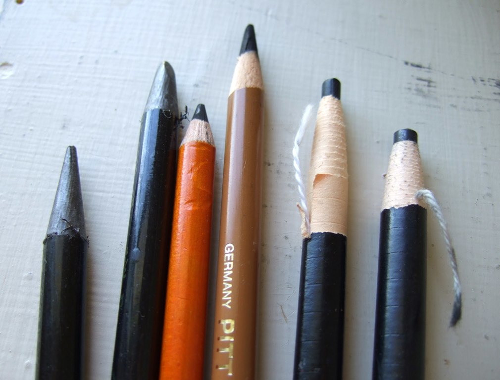 https://upload.wikimedia.org/wikipedia/commons/thumb/5/56/Speciality_artists_pencils_051907.jpg/1010px-Speciality_artists_pencils_051907.jpg