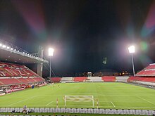 Das Brianteo-Stadion bei Nacht, mit der Tribüne auf der linken Seite