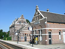 Spoor 3, de stationswachterswoning en de kopgevel van het stationsgebouw
