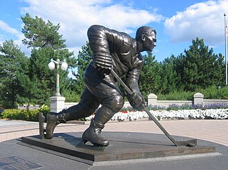 Hockey-sur-glace : Statue de Maurice Richard à Gatineau (Québec)