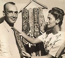 Stephen und Ayne Sacklarian mit handbemalten Krawatten bei Künstlerausstellung