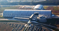 上空から見たスティーブン・F・ウドヴァーヘイジー・センター。かなり巨大であり、航空機などを丸ごと展示できるスペースを確保している。