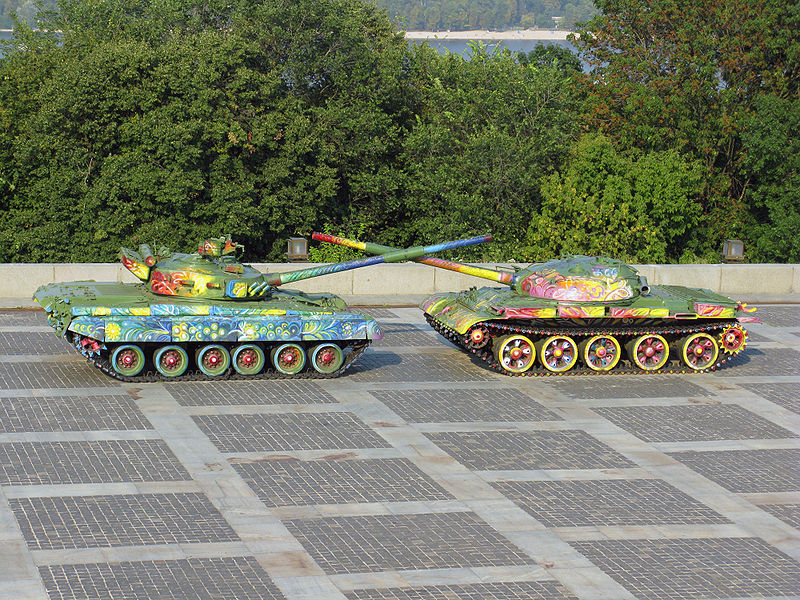 File:T-80UD and T-62 5.jpg