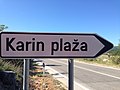 Schild zum Strand von Gornji Karin