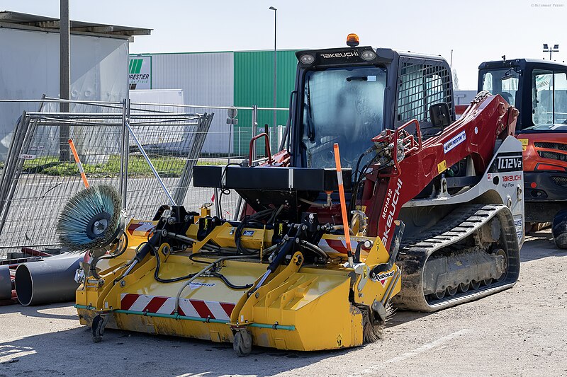 File:Takeuchi TL12V2 (51993535412).jpg