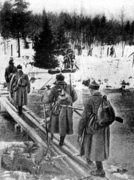 1939年11月30日，正在橫渡卡累利阿地峽裡的河川的蘇軍步槍兵。蘇軍在入侵芬蘭的第一階段中經常是身著棕黑色外衣，在靄靄白雪上成了芬軍狙擊手極容易發現的目標。