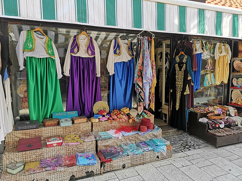 File:Tenues traditionnelles bosniaques vendues dans le quartier de Baščaršija.jpg