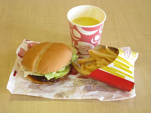 Tipikal makanan siap saji Amerika, terdiri dari hamburger, kentang goreng, dan minuman ringan.