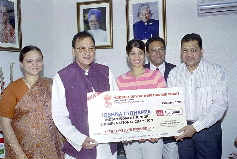File:The Asian Junior Squash Champion (U-19) and the winner of British Junior Squash Open, Ms. Joshna Chinappa receiving a cheque from the Union Minister for Youth Affairs and Sports, Shri Sunil Dutt in New Delhi on April 15, 2005.jpg