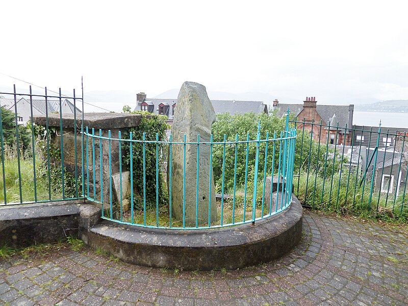 File:The Granny Kempock Stone, Gourock, Inverclyde. A possible menhir.jpg