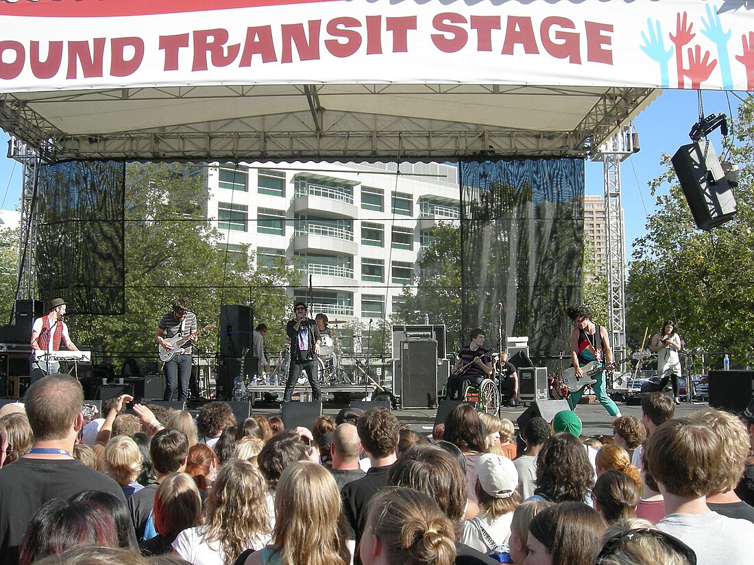 File:The Lashes play Bumbershoot 2007 - 08.jpg