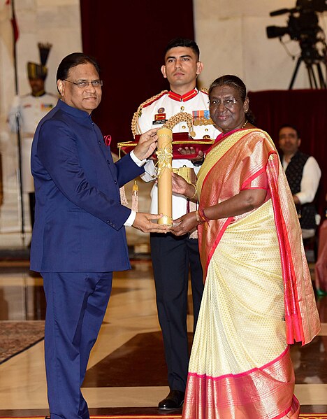 File:The President of India, Smt. Droupadi Murmu presenting the Bharat Ratna Award (Posthumous) to Shri P. V. Narasimha Rao at Rashtrapati Bhavan.jpg