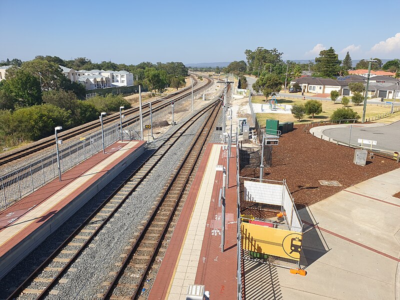 File:Thornlie stn looking NE.jpg