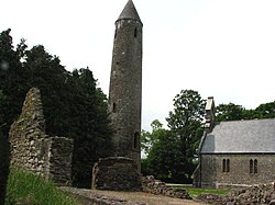 Tour ronde et vestiges du monastère