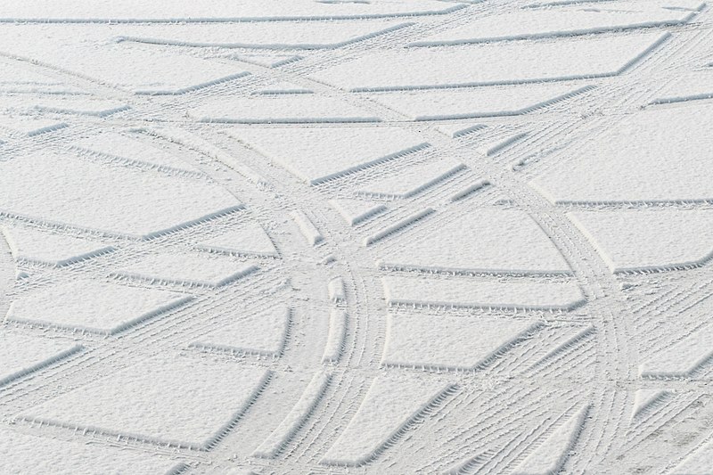 File:Tire tracks in new snow at a parking lot.jpg