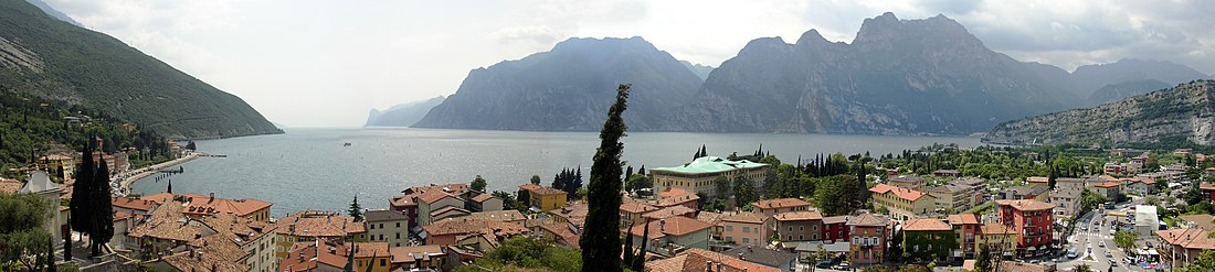 Widok na jezioro Garda z miasteczka Torbole