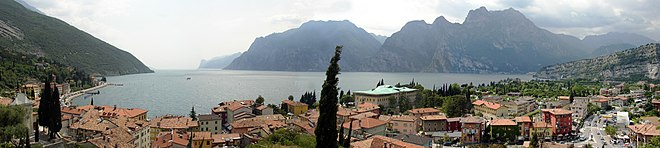 Blick von Nago-Torbole gen Süden. Am linken Seeufer die Flanken des Monte Altissimo di Nago, rechts das Massiv der Rocchetta und der Cima Nara.