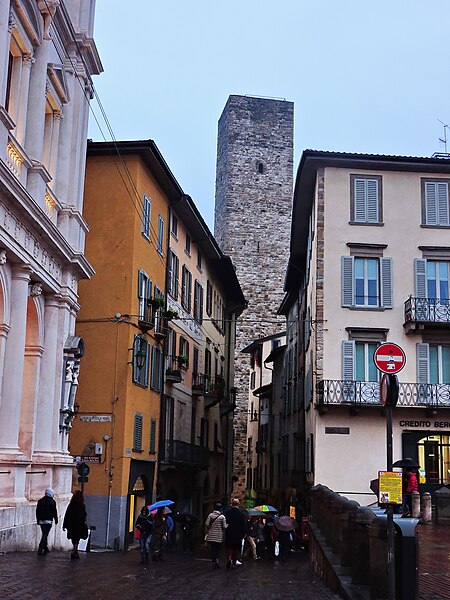 File:Torre del Gombito, Città Alta, Bergamo (31117954034).jpg