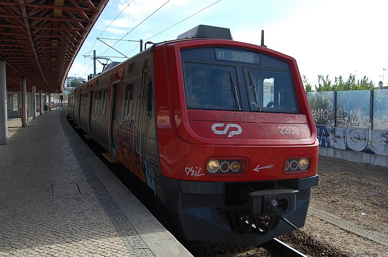 File:Train to Sintra from Monte Abraão (3799766631).jpg