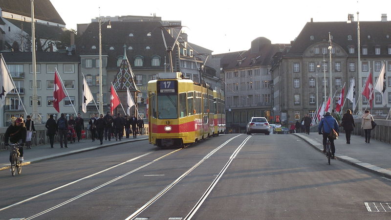 File:Trams on Mittlere Brücke line 17.jpg
