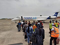 Imbarco di un volo Trans Air all'aeroporto di Conakry diretto a Dakar (Senegal).