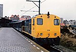 Trek-duwtrein met locs 2216 en 2294 en rijtuigen Plan E op een pendeldienst te Zandvoort in verband met vernieuwing van de bovenleiding; 10 maart 1987.