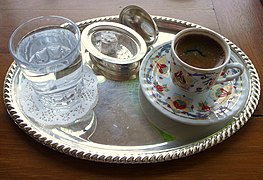 Café turc avec lokum et verre d'eau.