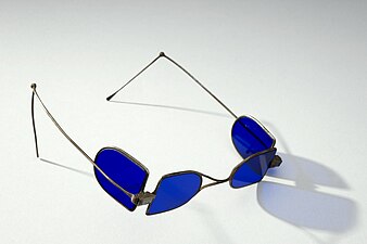 Knickstangenbrille (hier als Kutscherbrille), vertikal klappbare Bügelendstangen