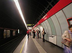 U-Bahnhof Karlsplatz Wien Vienna U1.jpg