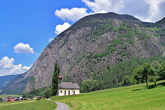 Umhausen-Östen - Wallfahrtskirche Maria Schnee vor dem Naturschutzgebiet Engelswand