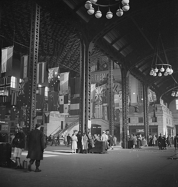 File:Union Station concourse 8d24931v.jpg