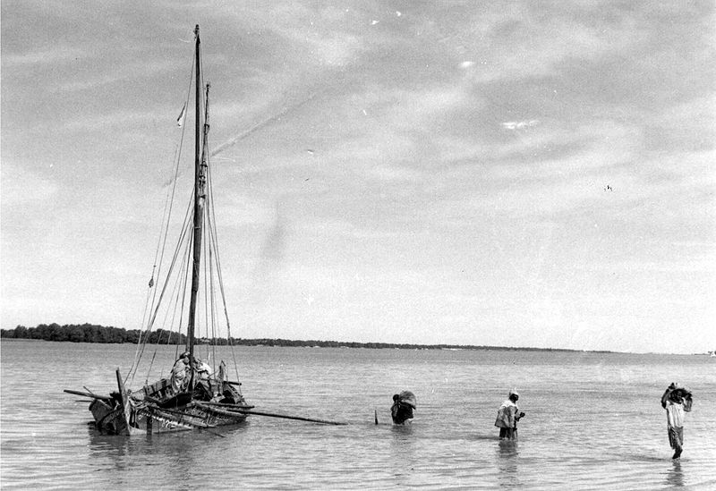 File:Unloading a boat on a partially-submerged plank, Senegal 1967.jpg