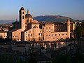 Urbino óvárosa az erődből nézve