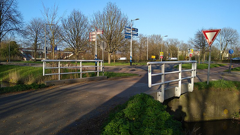 File:V.O.C. Kleiwegbrug - Overschie - Rotterdam - View of the bridge from the southwest.jpg