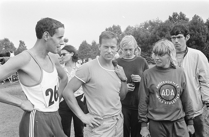 File:V.l.n.r. Fred van Herpen, ex-trainer Wil Westphal, Corrie Bakker en Mieke Sterk, Bestanddeelnr 922-6809.jpg