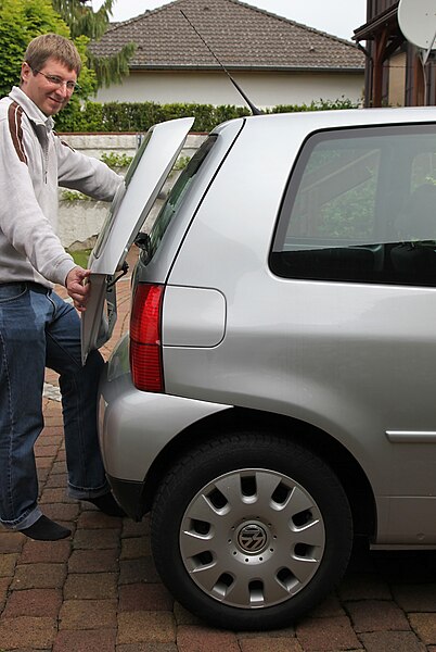 File:VW Lupo 3L Tailgate vs Std.jpg