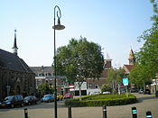 Van Limburg Stirumstraat met links het Van Limburg Stirumplein en op de achtergrond de Heilig Hartkerk