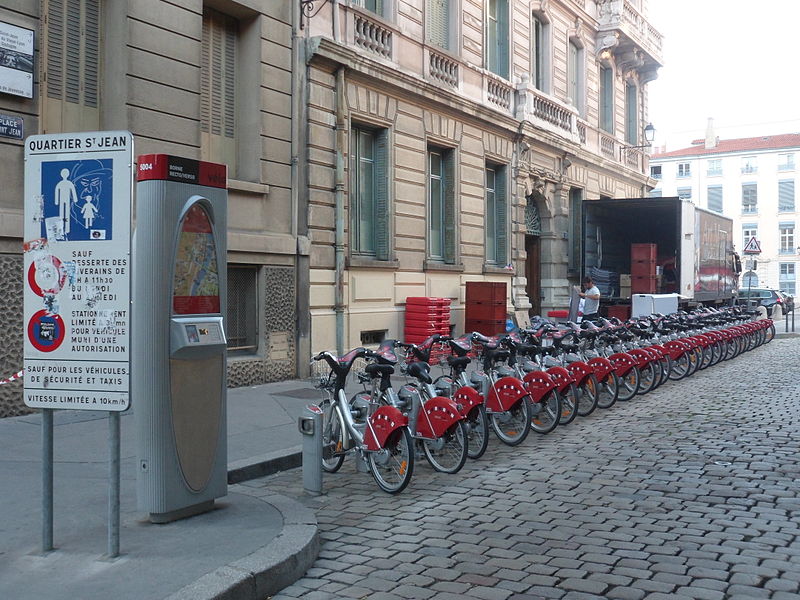 File:Velo'v - Vieux Lyon Cathédrale Saint Jean.JPG