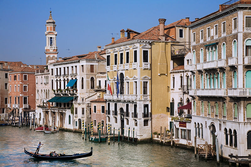 File:Venice - Gondolas - 3727.jpg