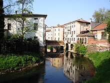 Veduta del Retrone da Viale Giuriolo con l'antico ponte delle barche sullo sfondo.