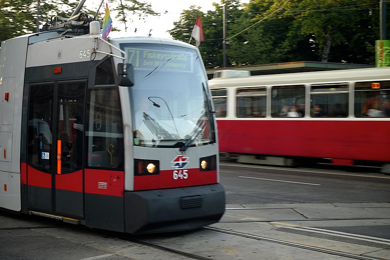 File:Vienna trams (9223405091).jpg