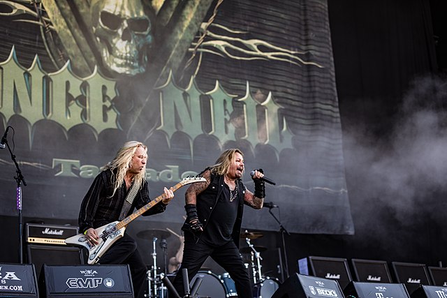 Dana Strum with Vince Neil live in 2018